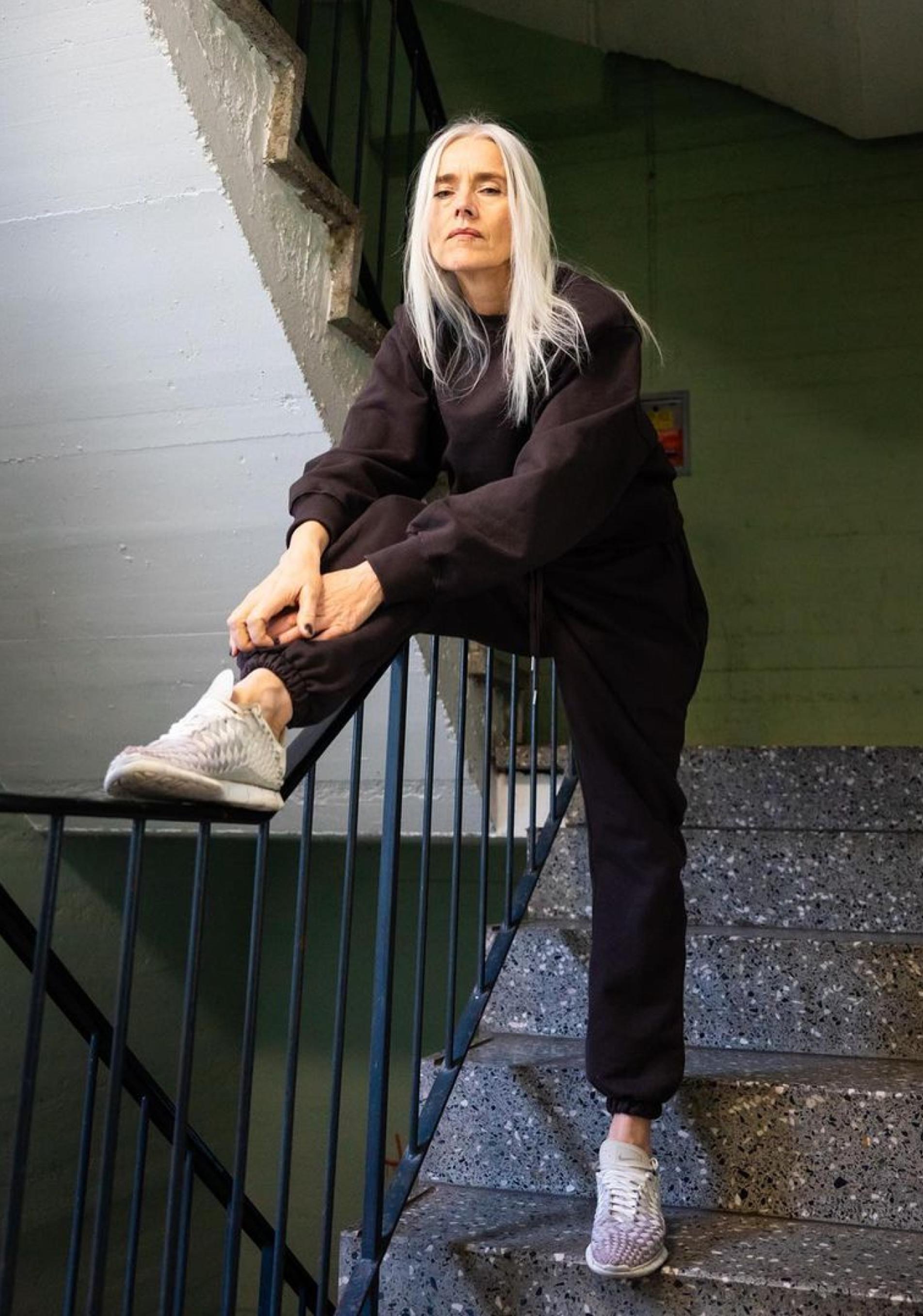 a elevación de pelvis fortalece el core, los glúteos y los femorales.