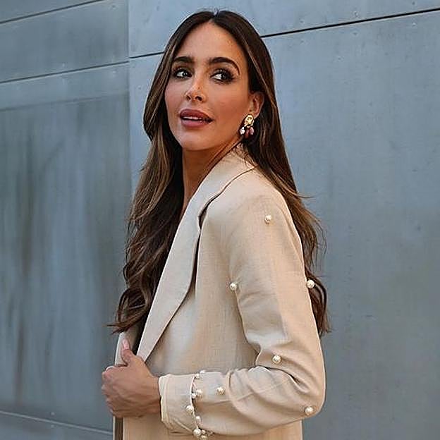 De dónde es el traje de lino con perlas que ha arrasado en Instagram: made in Spain y hecho para arrasar