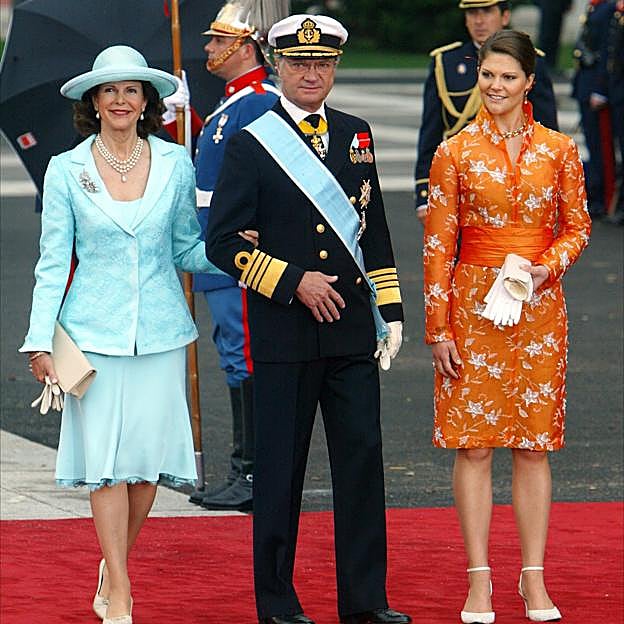 La reina Silvia y la princesa Victoria de Suecia con el rey Carlos Gustavo de Suecia