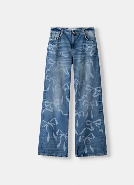 Imagen - Jeans con estampado de lazos de Bershka (35,99 euros)