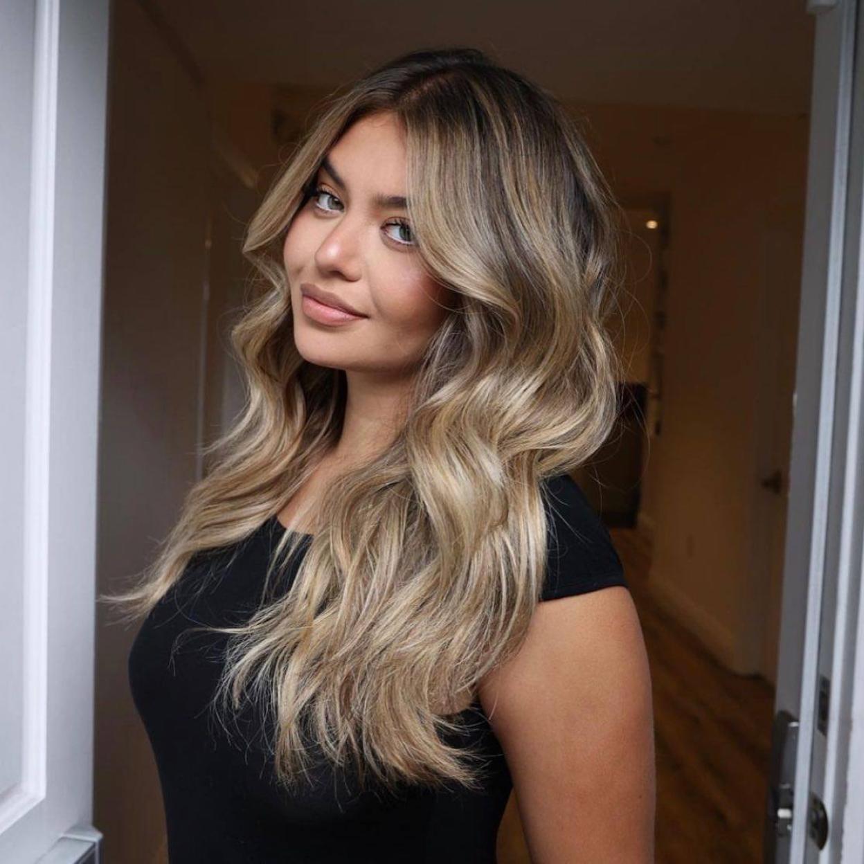 Influencer con pelo sedoso y brillante