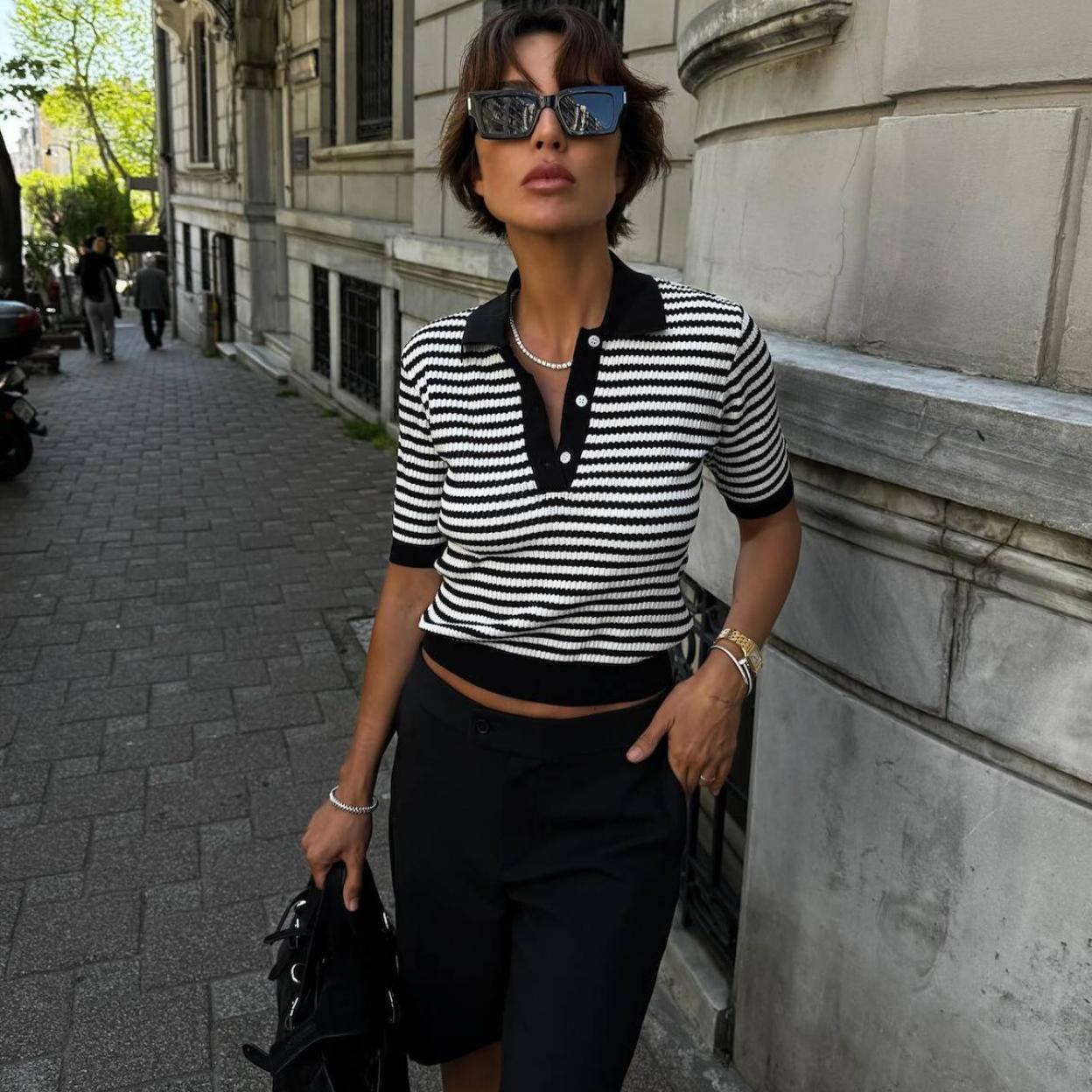 Influencer con look de básicos para verano