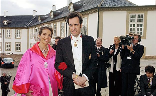La infanta Elena junto a Jaime de Marichalar en la boda de Federico y Mary de Dinamarca. 