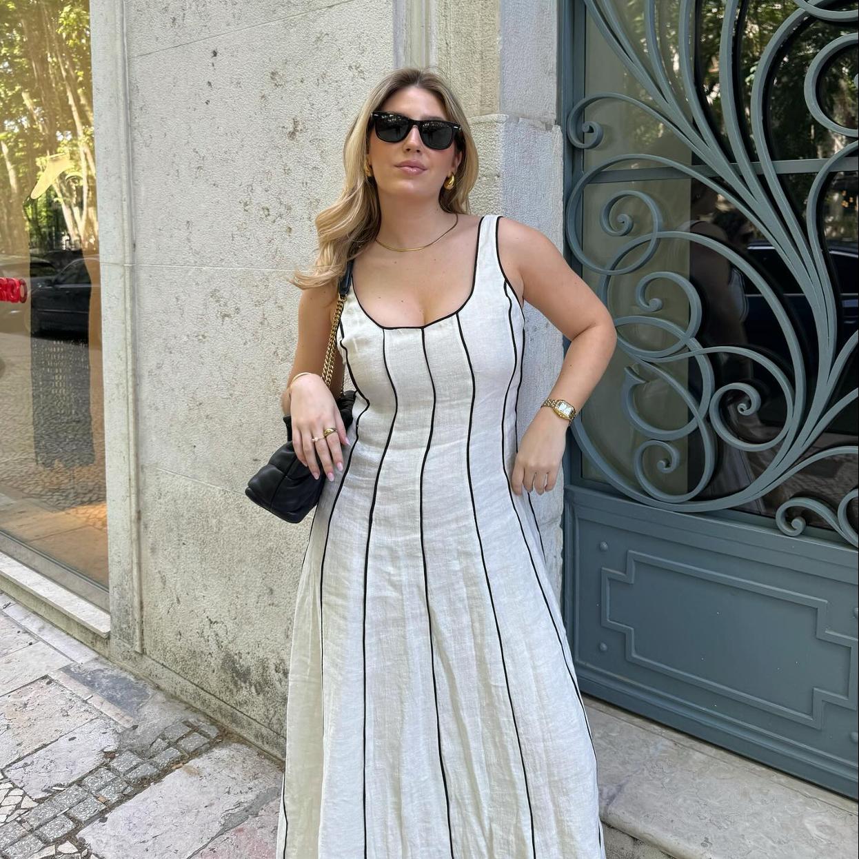 Una influencer con el vestido de lino de Massimo Dutti,