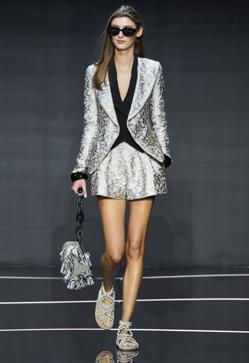 Imagen secundaria 2 - Looks de Courrèges, Bluemarine y Emporio Armani.