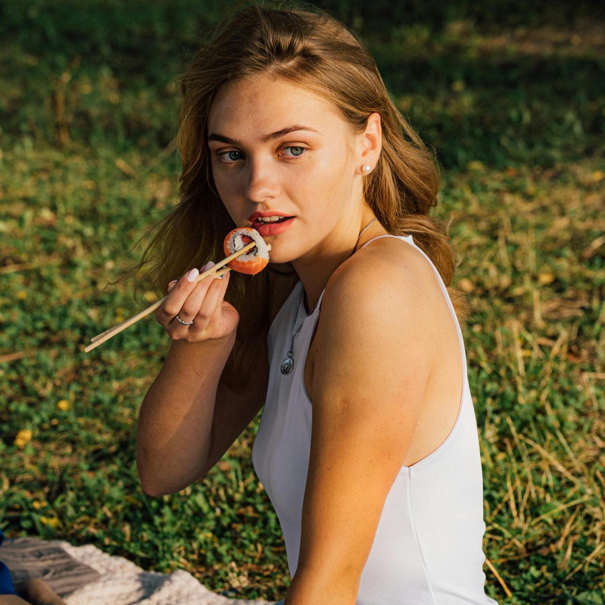 Mujer comiendo pescado