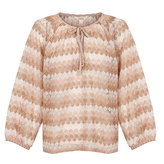 Imagen principal - Top manga larga crochet de Slow Love (24,99€)/ Pantalón fluido wide leg de Pull and Bear (27,99€)/ V-Star de mujer de ante color perla con estrella de piel laminada plateada de Golden Goose (480€)