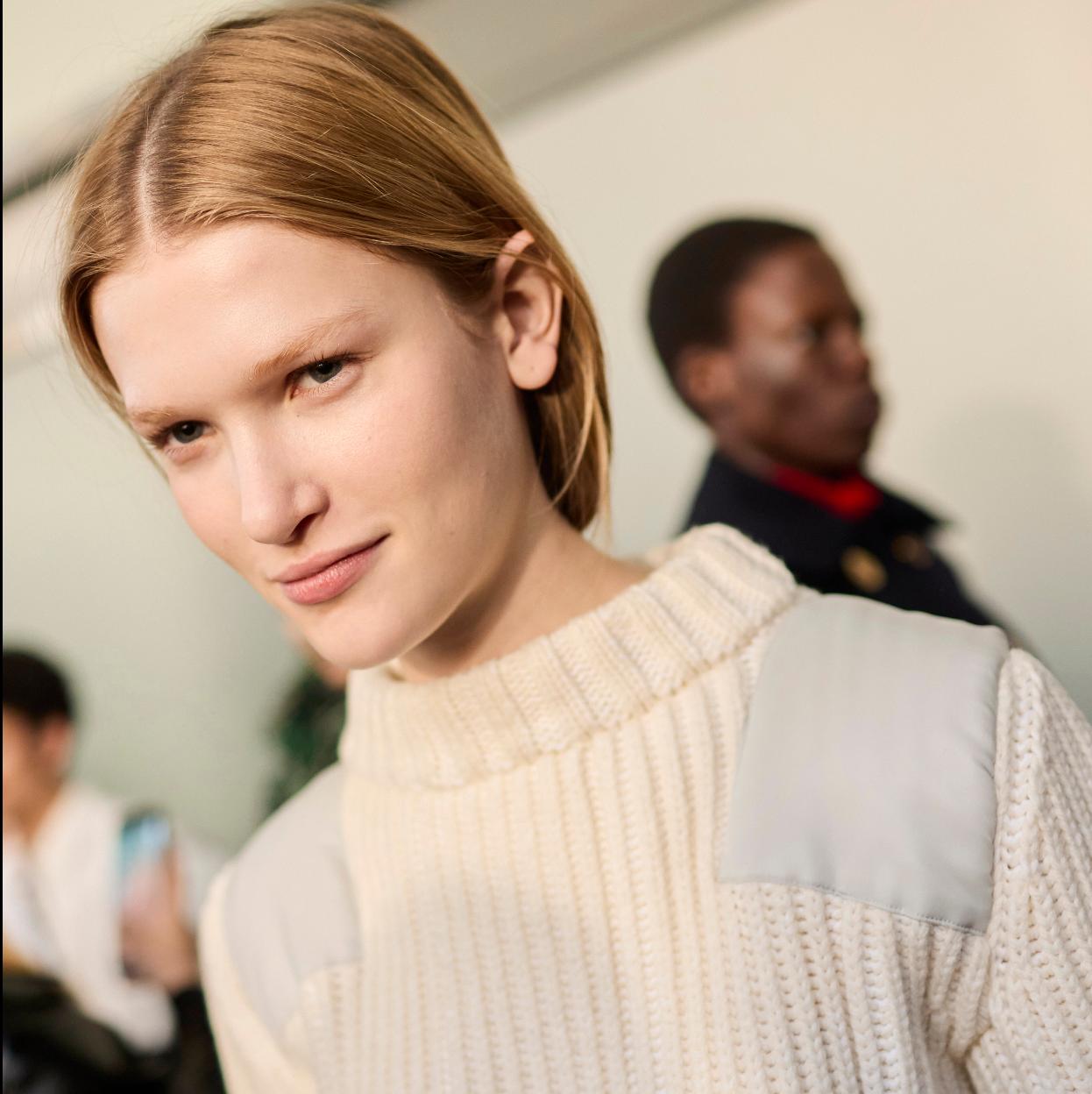 Una modelo con la piel lisa y luminosa.