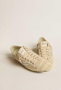 Imagen secundaria 2 - Top manga larga crochet de Slow Love (24,99€)/ Pantalón fluido wide leg de Pull and Bear (27,99€)/ V-Star de mujer de ante color perla con estrella de piel laminada plateada de Golden Goose (480€)