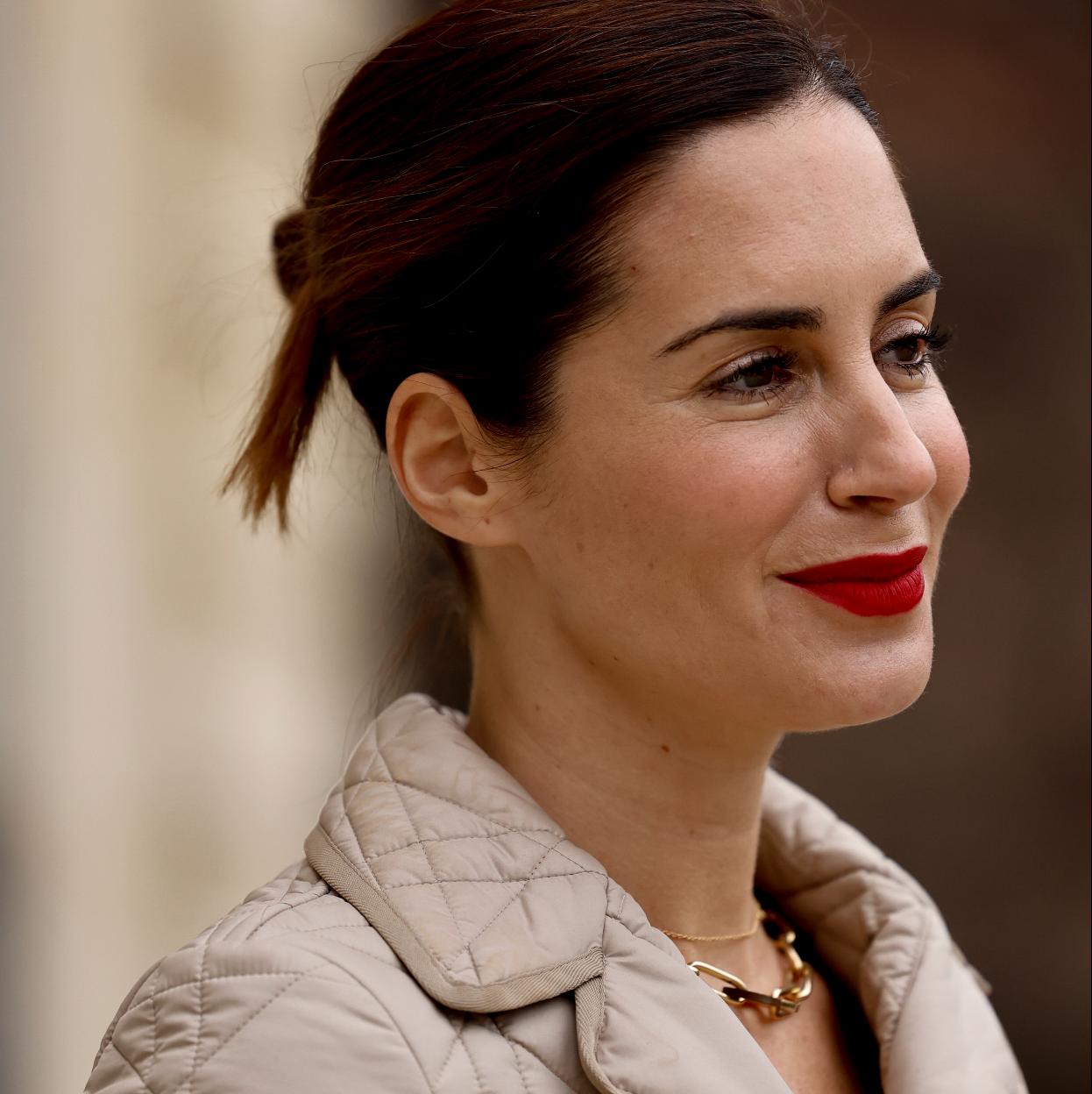 Gala González con un maquillaje de labios rojo.