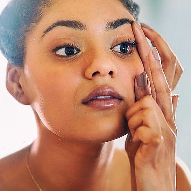 Mujer examinando sus ojos