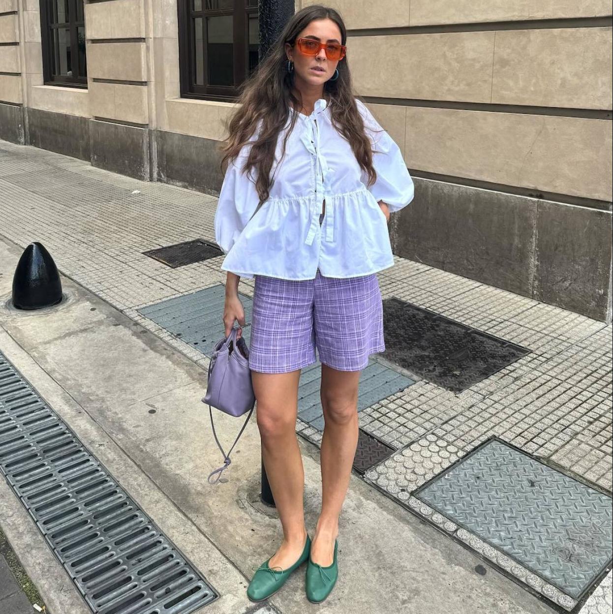 Influencer con un look con shorts