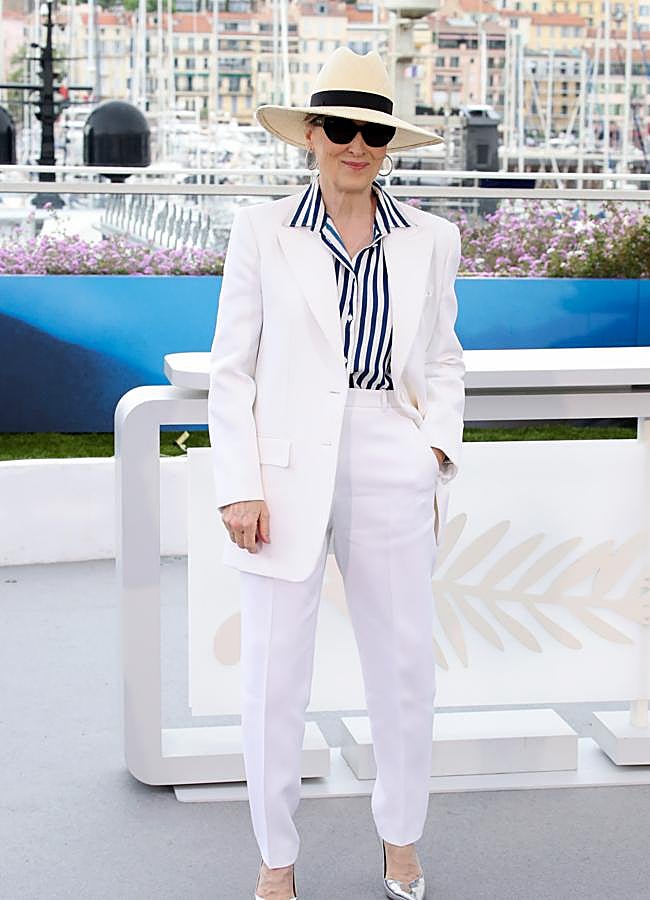Imagen - Meryl Streep con traje en blanco, camisa de rayas marineras y sombrero en el Festival de Cannes. Foto: Gtres.
