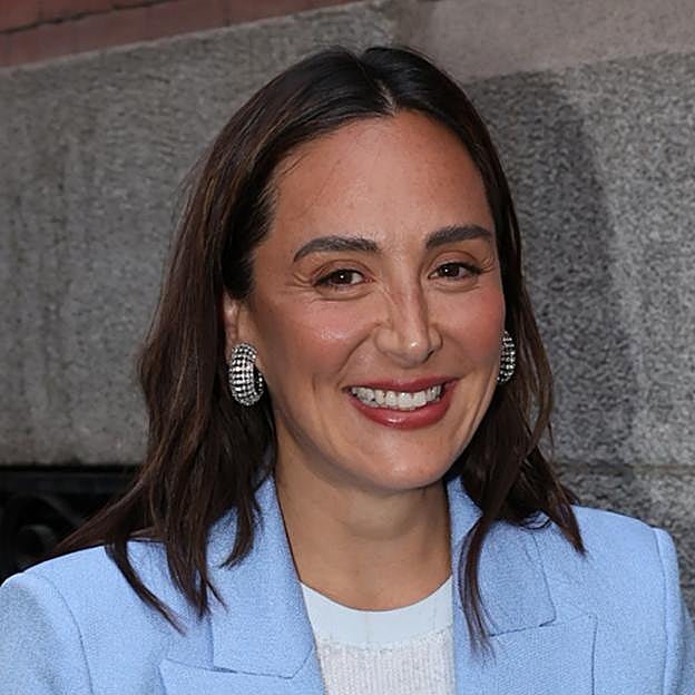 Tamara Falcó se inspira en la reina Letizia para su último look: un traje color azul súper tendencia y rebajadísimo