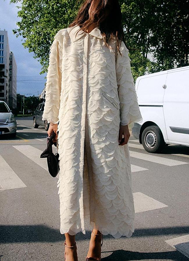 Imagen - Abrigo pétalos en color crudo de Zara.