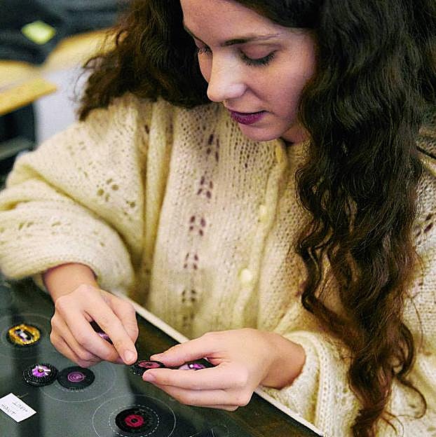 Imagen principal - Detalles vistos en los talleres de los artesanos de Chanel.