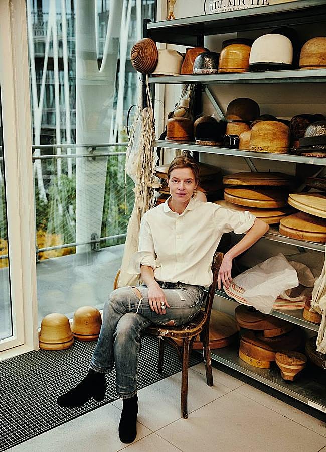 Imagen - Priscilla Royer, sombrerera «La idea de estas gorras está sacada de la clase trabajadora de Manchester, un poco Peaky Blinders». Foto: Rosa Copado.