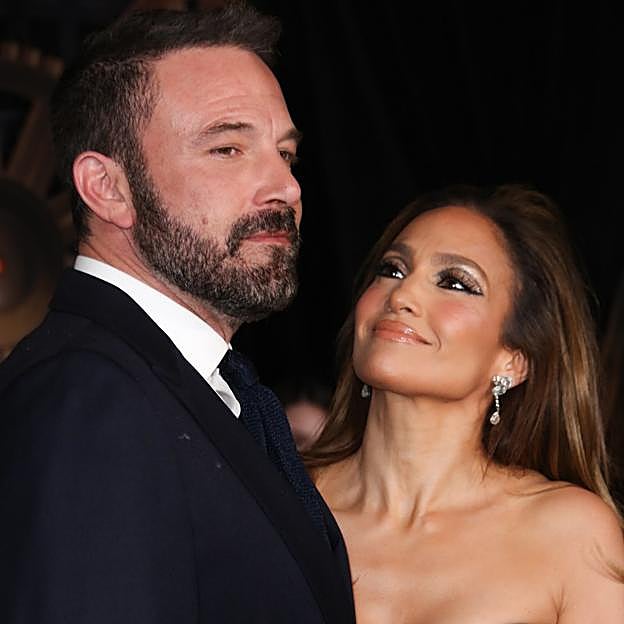 Jennifer López mirando muy enamorada a Ben Affleck. 