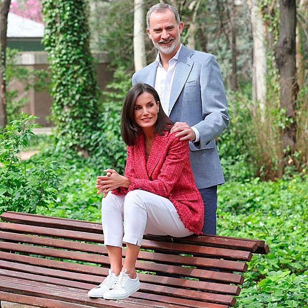 La reina Letizia junto al rey Felipe en una de las fotos oficiales del 20 aniversario de su boda.
