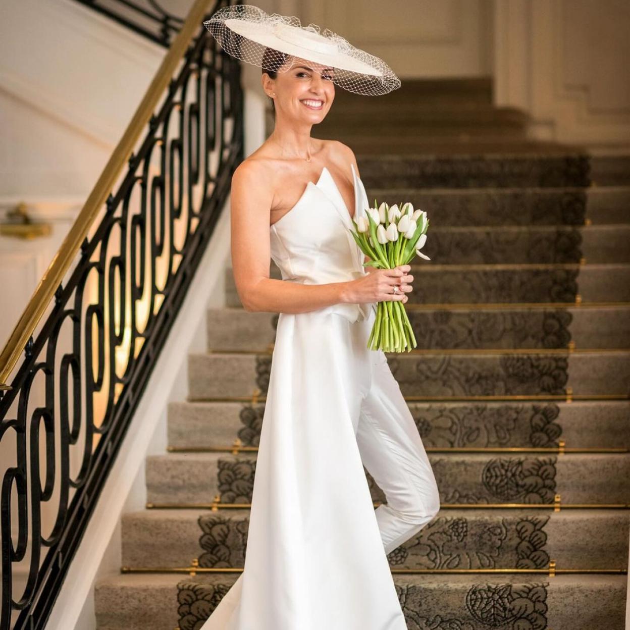 Mónica de Tomás, en su boda civil con un diseño de Berhayner y tocado de Mimuki. 