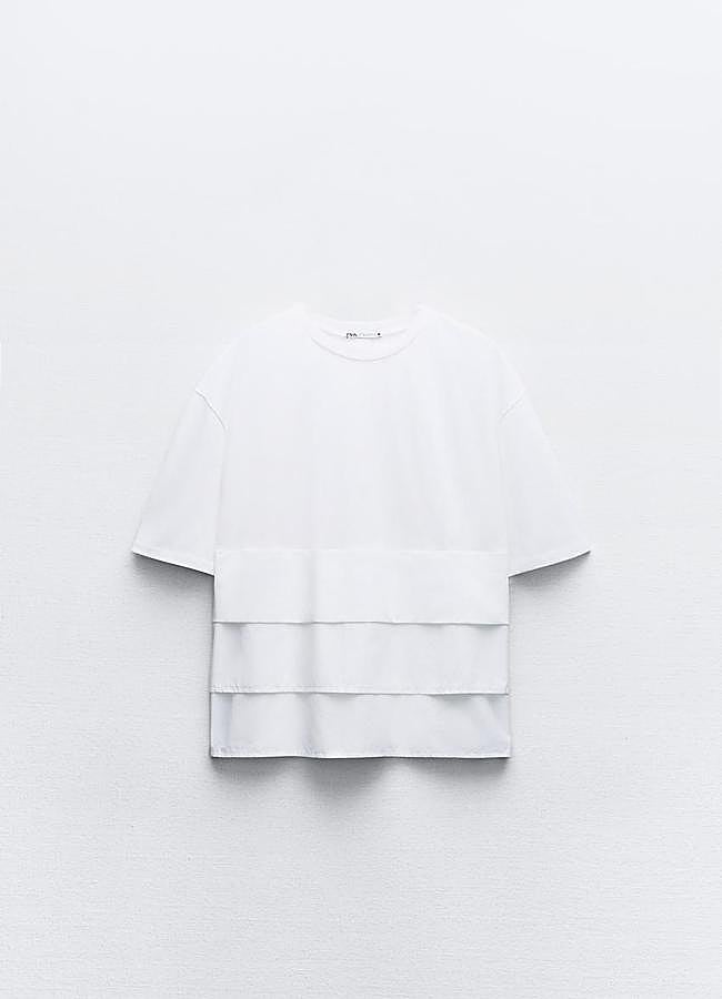 Imagen - Camiseta blanca combinada con tablas de Zara.
