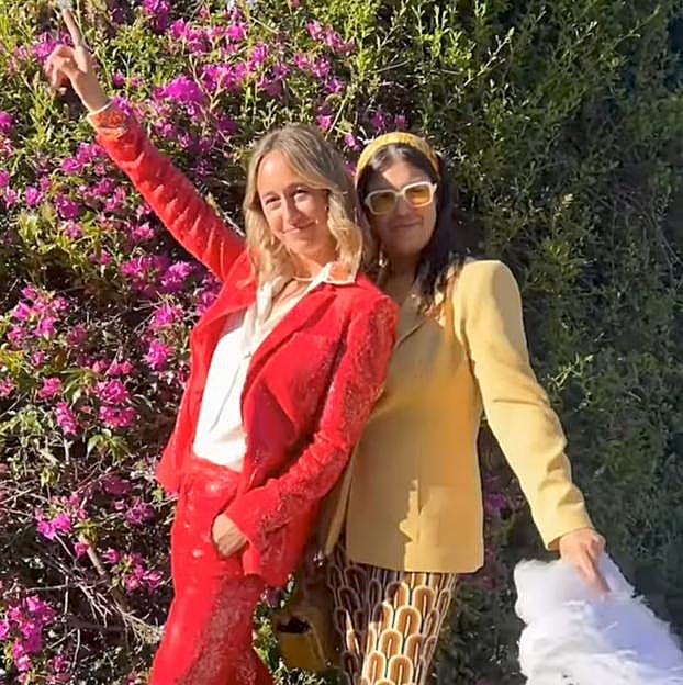 Inés Bilbao y Cristina Fontela, dos de las invitadas a la boda de María Juncadella y Mariana de Bergia.