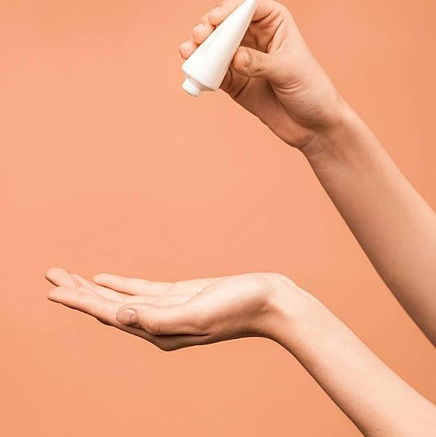 Mujer usando crema hidratante