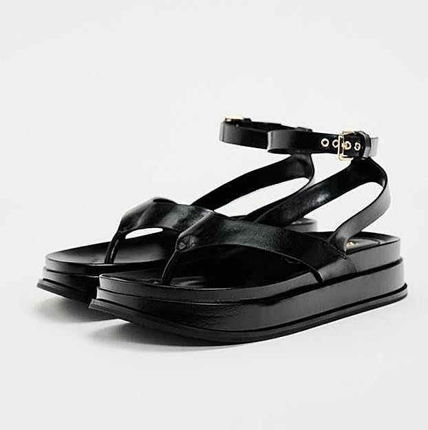 Las sandalias planas de color negro de Zara.