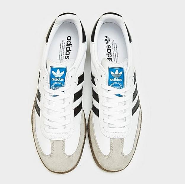 Imagen principal - Las zapatillas Adidas Samba, la blazer de Zara y los vaqueros de Salsa Jeans.