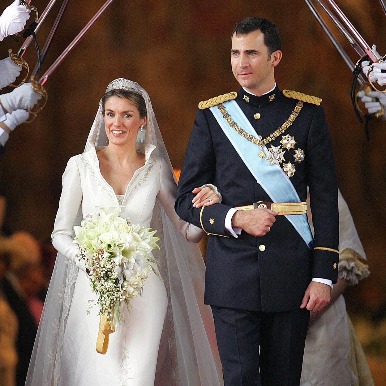 Letizia y Felipe salen de la catedral convertidos en marido y mujer. 