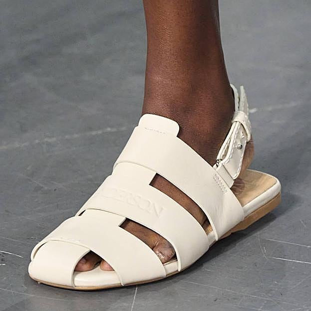 Imagen principal - Cangrejeras en los desfiles de JW Anderson y Loewe.