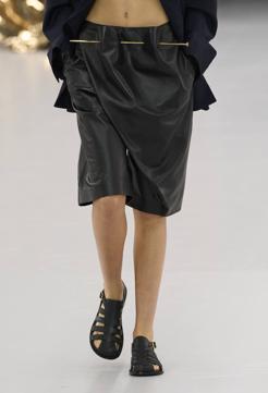 Imagen secundaria 2 - Cangrejeras en los desfiles de JW Anderson y Loewe.