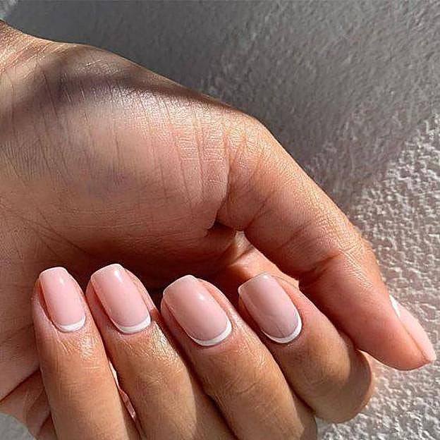 Manicura francesa invertida en blanco y nude