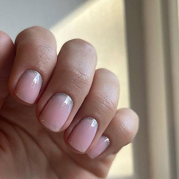 Manicura francesa invertida con purpurina