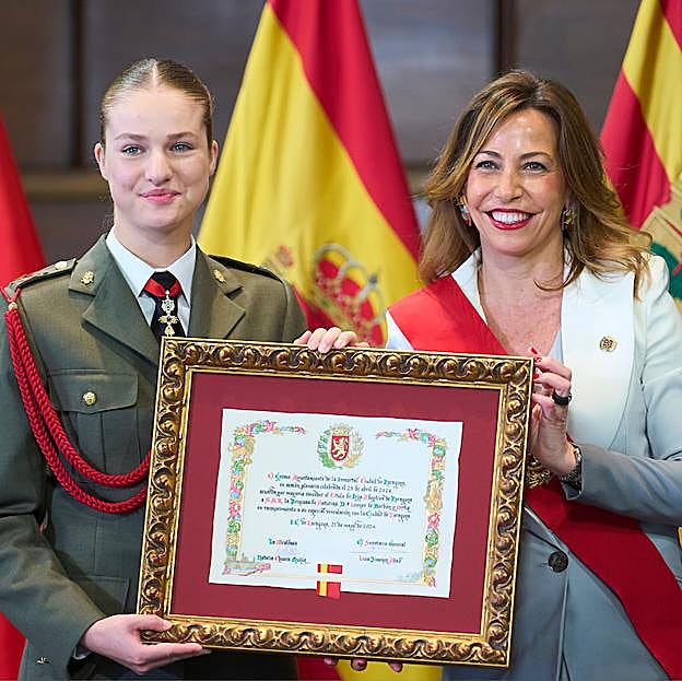 La princesa Leonor ha sido distinguida con el título de Hija Adoptiva de Zaragoza que le ha entregado la alcaldesa de Natalia Chueca.