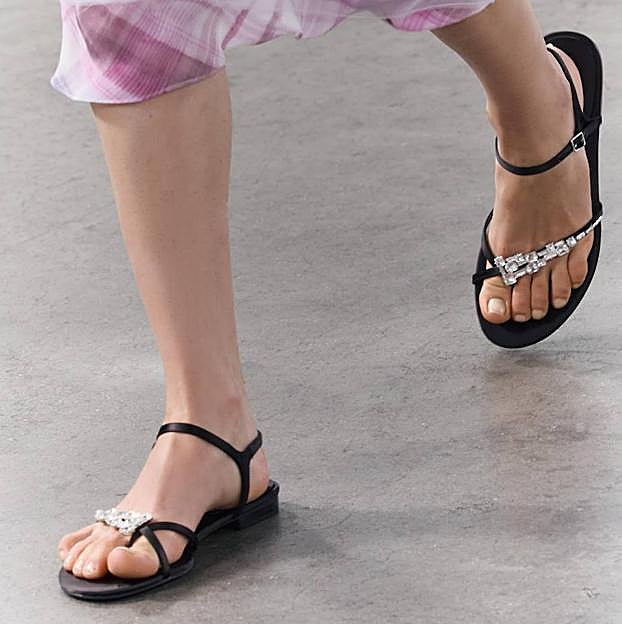 Imagen principal - Sandalias con adornos joya en Zara.