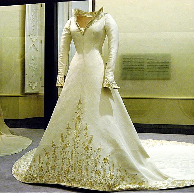 El vestido nupcial de doña Letizia está expuesto desde 2005 en el Palacio Real de Aranjuez. 