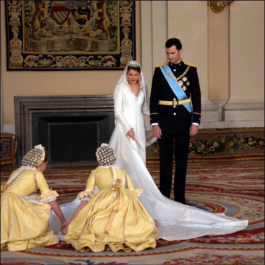 El vestido nupcial de doña Letizia tenía una larga cola y un velo bordado siguiendo técnicas artesanas del siglo XIX. 