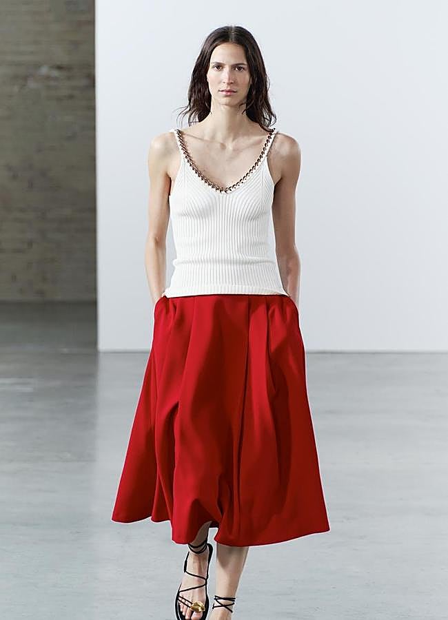 Imagen - Falda corta de tablas roja de Zara, 49,95 euros.