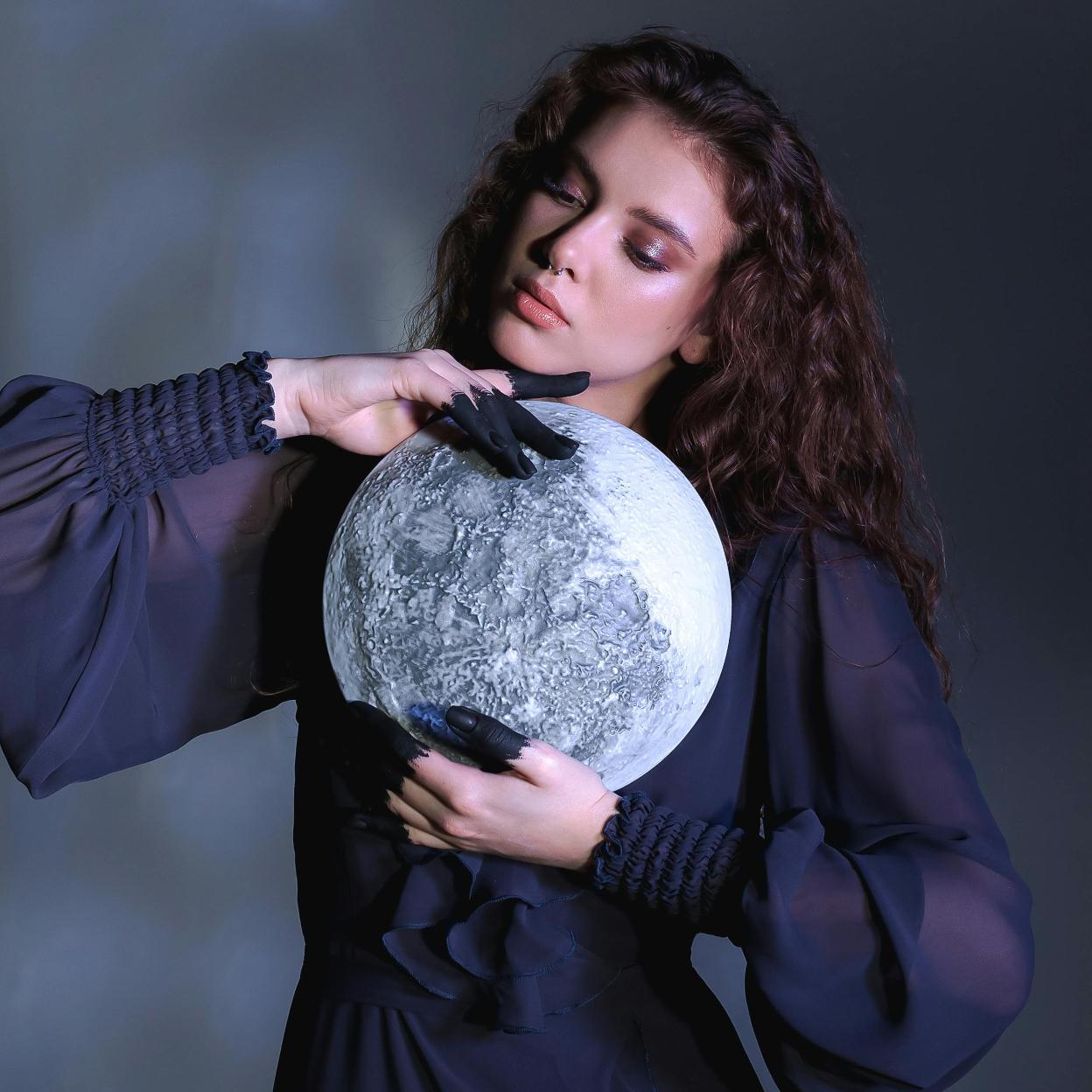 Mujer con luna llena