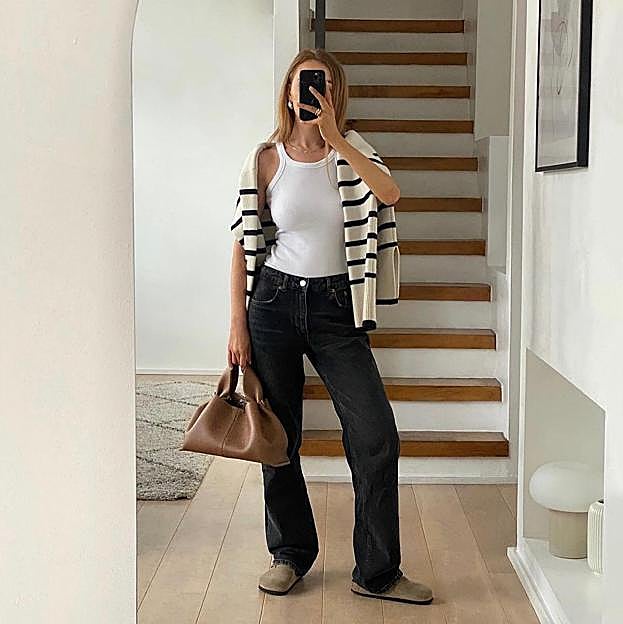 Mujer con look básico de verano