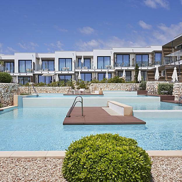 Una de las piscinas exteriores del hotel Barceló Nura, situado en el sur de Menorca.