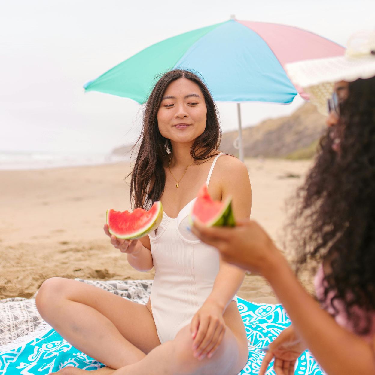 Dos chicas comiendo sandía