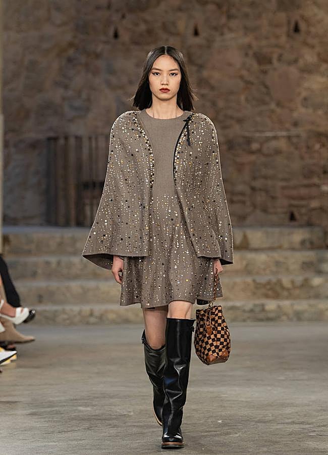 Imagen - Look del desfile Crucero 2025 de Louis Vuitton, celebrado en el parque Güell de Barcelona.
