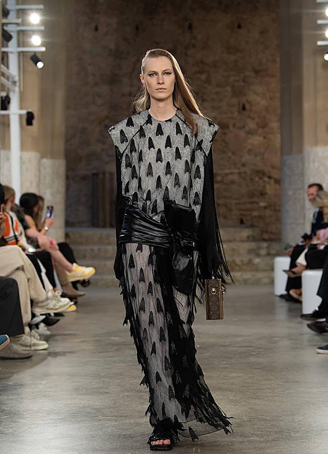 Imagen - Look del desfile Crucero 2025 de Louis Vuitton, celebrado en el parque Güell de Barcelona.