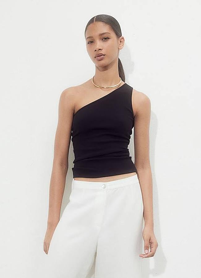 Imagen - Top negro con escote asimétrico