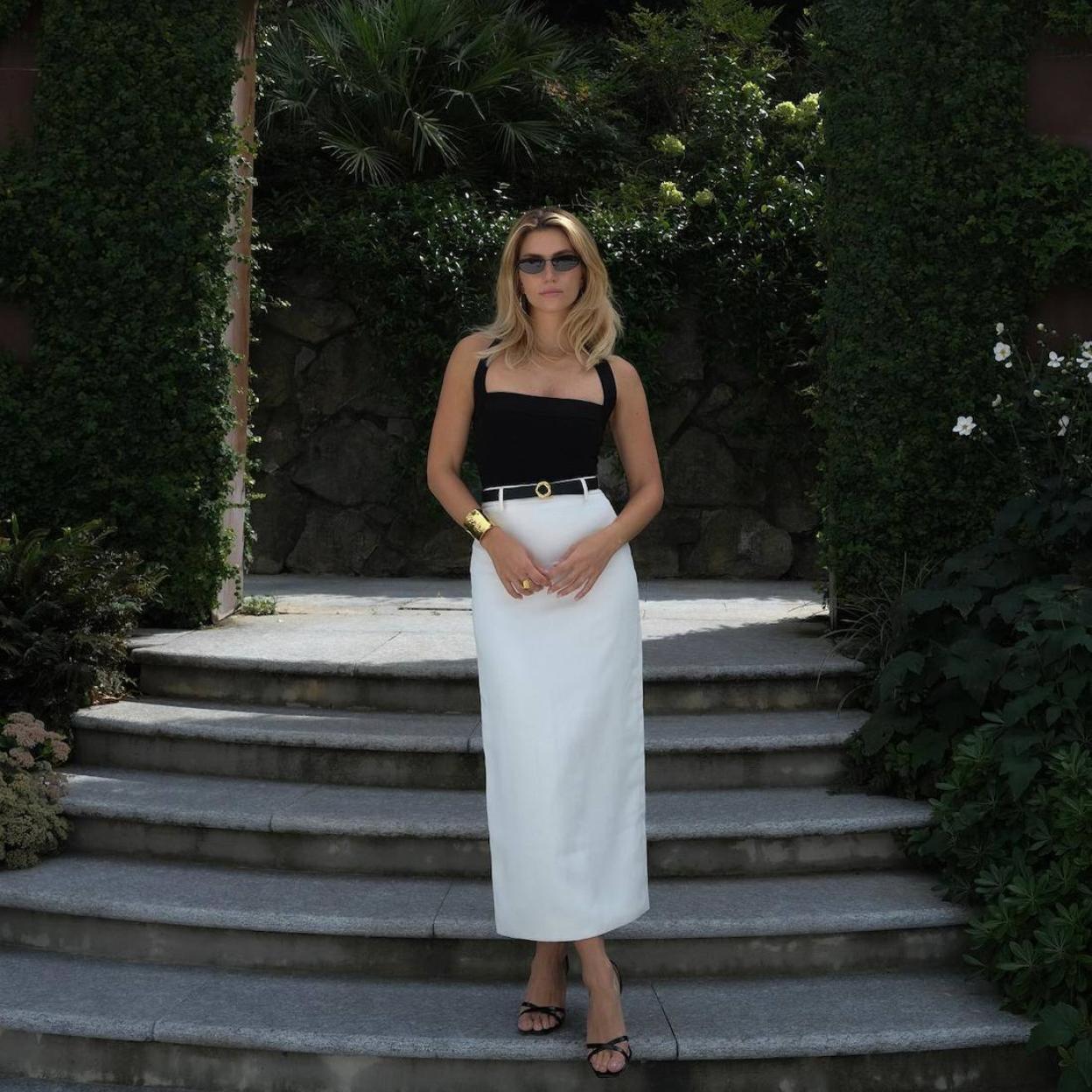 Influencer con top negro y falda blanca en look Old Money