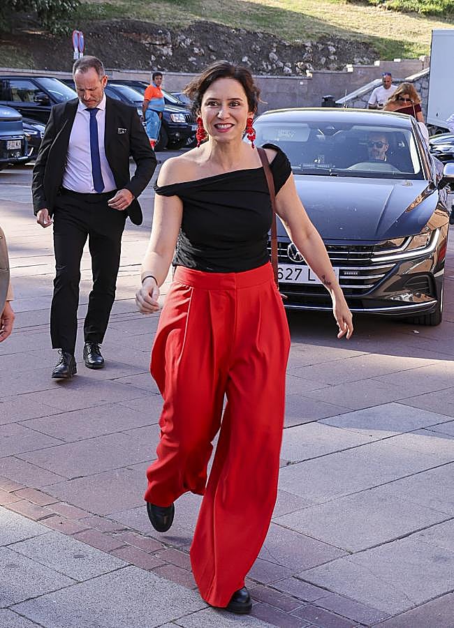 Imagen - Isabel Díaz Ayuso con top con escote bardot. Foto: Gtres.