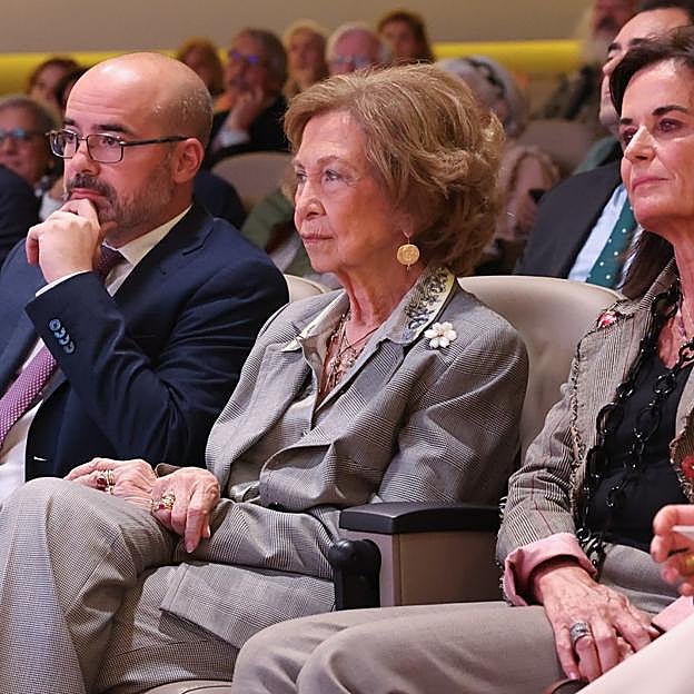 La reina Sofía repite look con el blazer más atemporal que puedes tener en el armario
