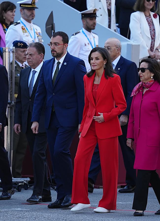 Imagen - La reina Letizia con traje rojo y zapatillas blancas. Foto: Limited Pictures.
